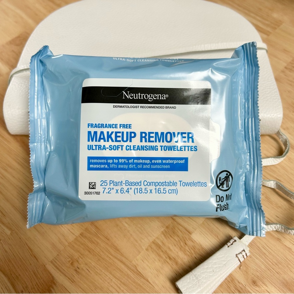 FREE W/ANY PURCH! 🧻 Neutrogena Make-Up Remover Cleansing Towelettes